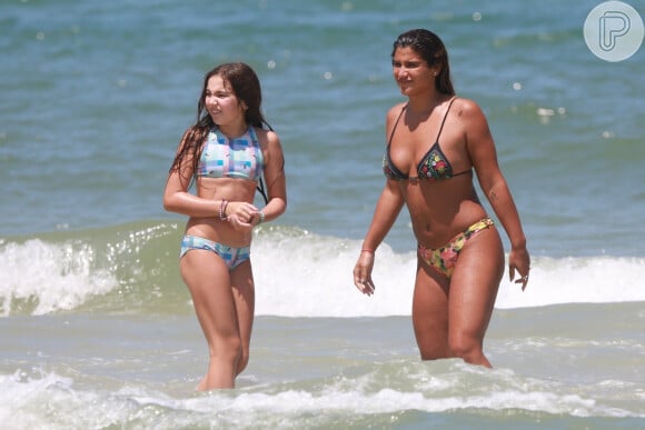Giulia Costa e a irmã mais nova, Olívia, se divertiram em dia de praia na Barra da Tijuca