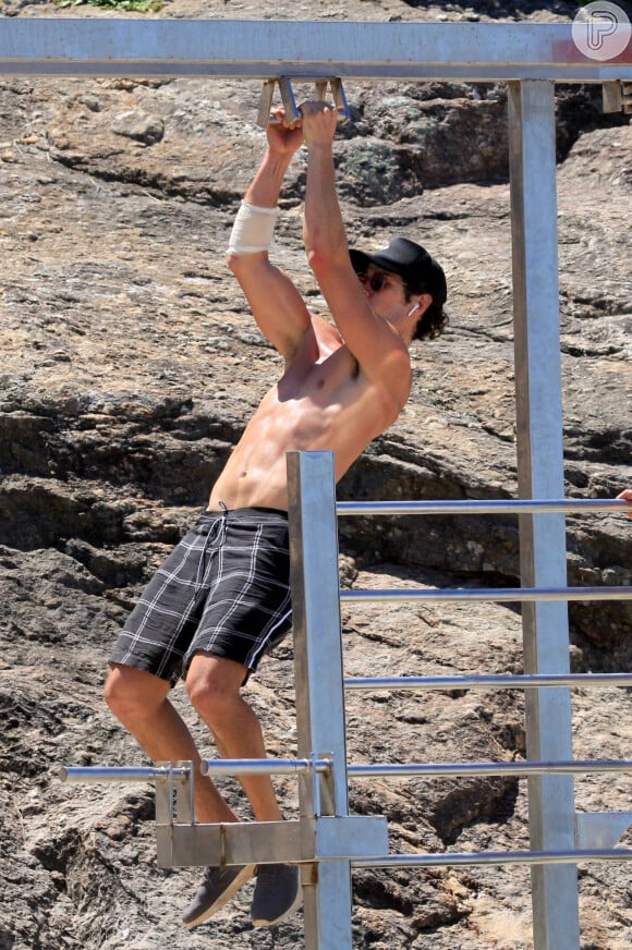 José Loreto se exercitou na praia de Ipanema, zona sul do Rio de Janeiro