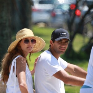 Deborah Secco escolheu um look branco e fresquinho para o dia ao ar livre com a família