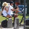 Deborah Secco, o marido, Hugo Moura, e a filha, Maria Flor, foram fotografados em passeio de bicicleta após praia
