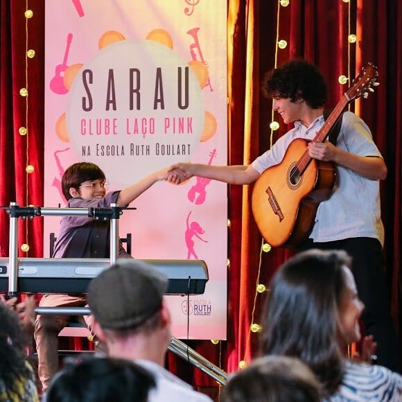 Novela 'As Aventuras de Poliana': Bento (Davi Campolongo) e João (Igor Jansen) homenageiam Ruth (Myrian Rios) no sarau da escola no capítulo de quarta-feira, 25 de março de 2020