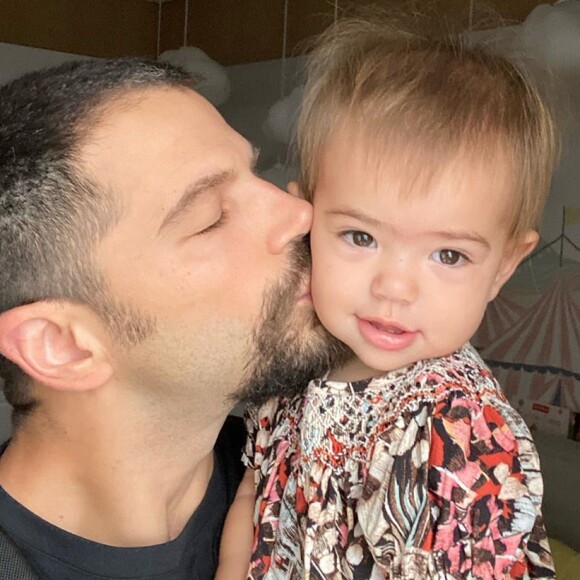 Duda Nagle compra máquina de bolha de sabão para animar o dia a dia da filha, Zoe