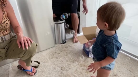 Vídeo: Duda Nagle e Sabrina Sato se divertem com a reação da filha diante de presente curioso