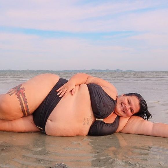 Thais Carla comemora nascimento da 2ª filha em foto nua