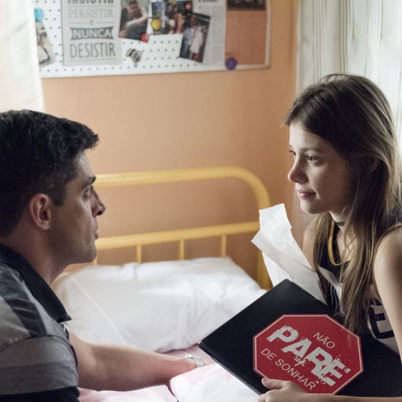 Fim da novela 'Malhação - Toda Forma de Amar': Marco (Julio Machado) se lamenta porque a filha, Anjinha (Caroline Dallarosa), não acredita nele