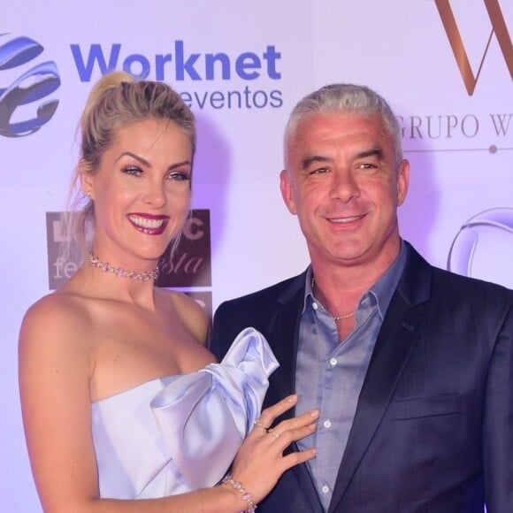 Ana Hickmann está em casa isolada do marido, Alexandre Corrêa, e do filho, Alexandre Jr., de 5 anos