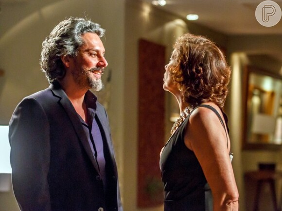 Maria Marta (Lilia Cabral) oferece ajuda a José Alfredo (Alexandre Nero) com uma condição, em 'Império'