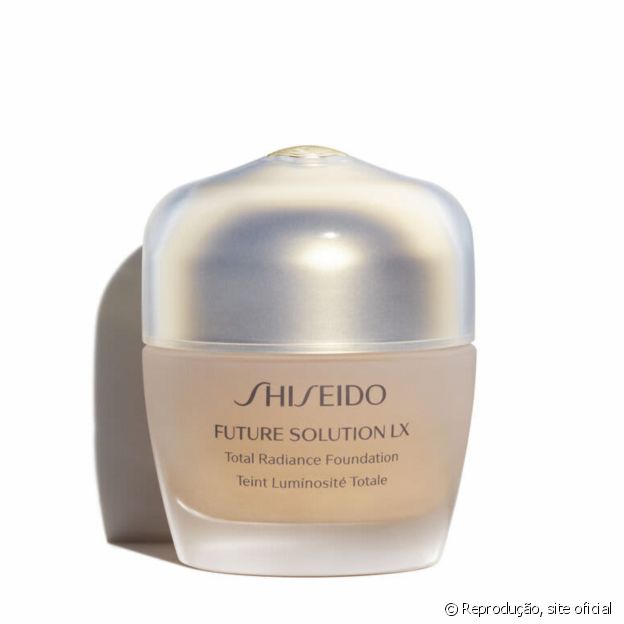 A base Future Solution LX Total Radiance, da Shiseido, deixa a pele aveludada para uma experiência de luxo