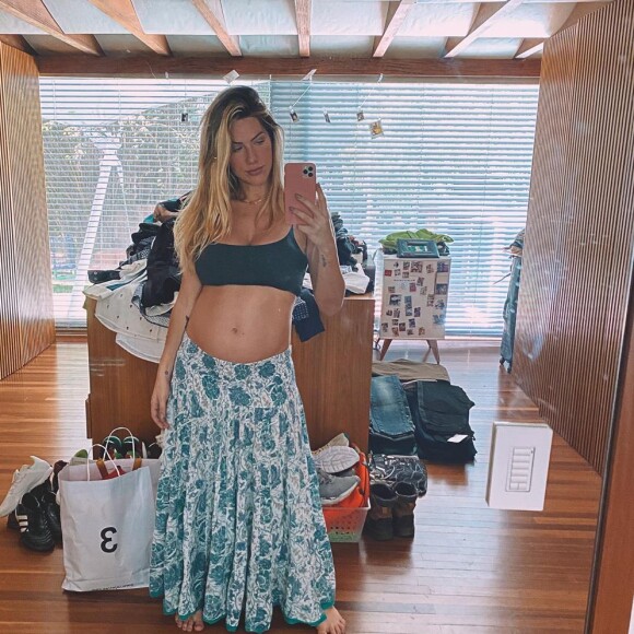 Giovanna Ewbank faz foto mostrando o barrigão de gravidez