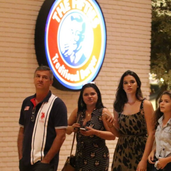 Luana Marquezine e Bruna se divertem com a cachorra Amêndoa