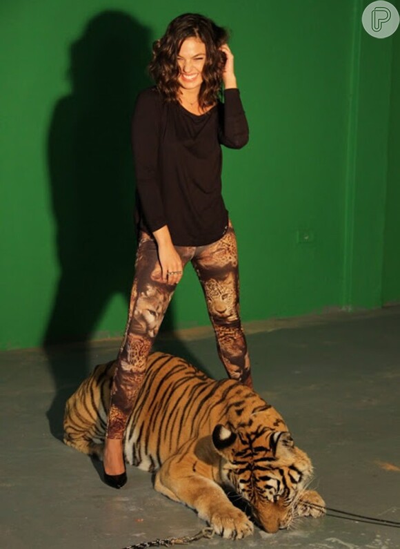 Isis contou com a ajuda de um instrutor para aprender a lidar com a tigresa durante as fotos e disse que não teve medo do animal