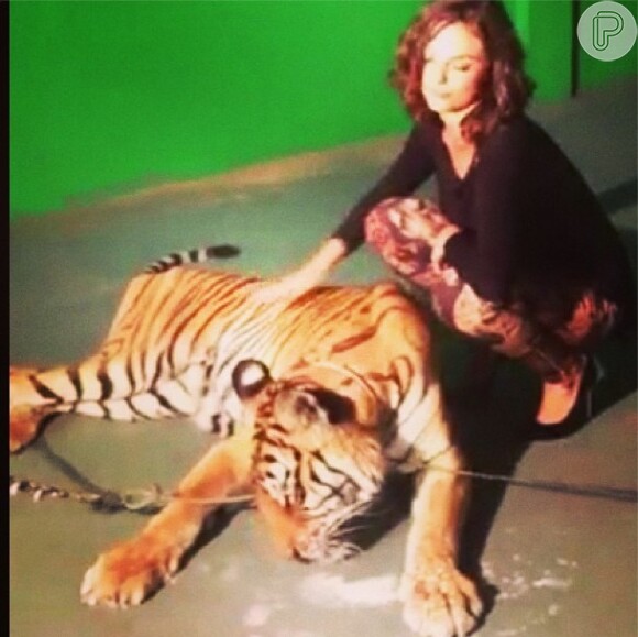 A atriz já tinha publicado uma foto dos bastidores, em seu Instagram, fazendo carinho no animal durante o ensaio fotográfico
