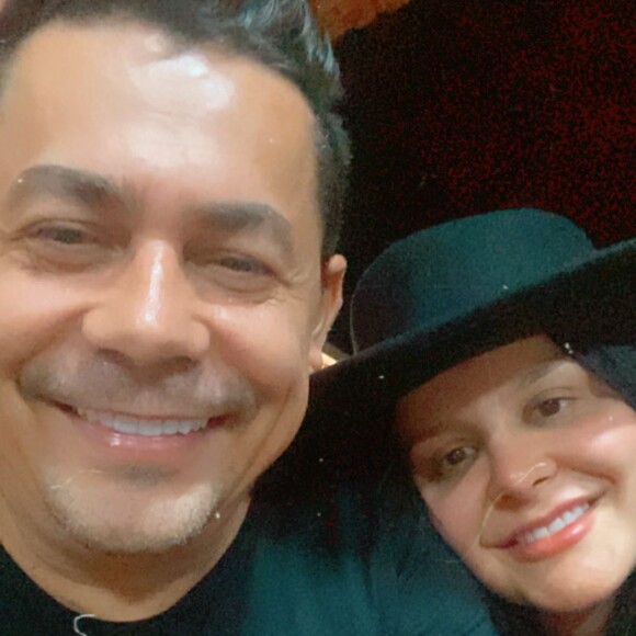 Maraisa também trocou beijos com o namorado Fabrício