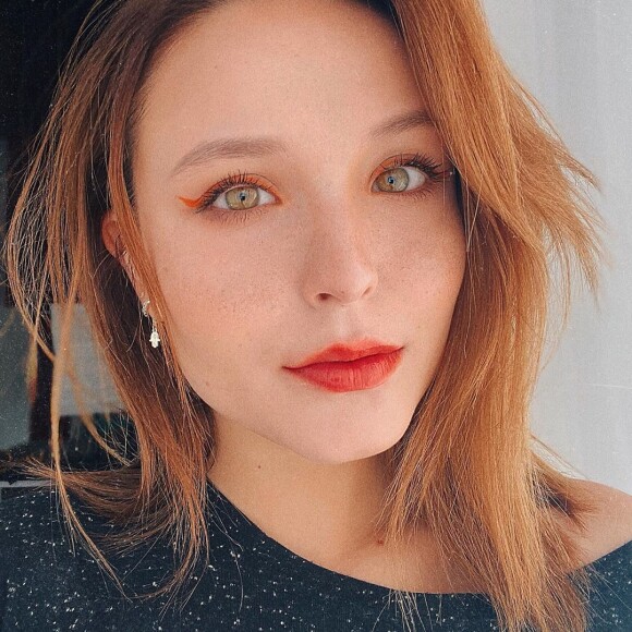 Larissa Manoela usou a foto sem maquiagem para destacar a importância da autoaceitação