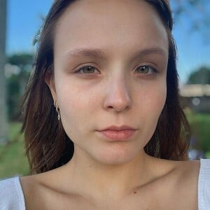 Larissa Manoela listou detalhes de sua aparência na foto sem maquiagem: 'Cara lavada, olheiras, sobrancelha crescida, testa grande e minhas poucas sardinhas. Me gosto assim, natural! '