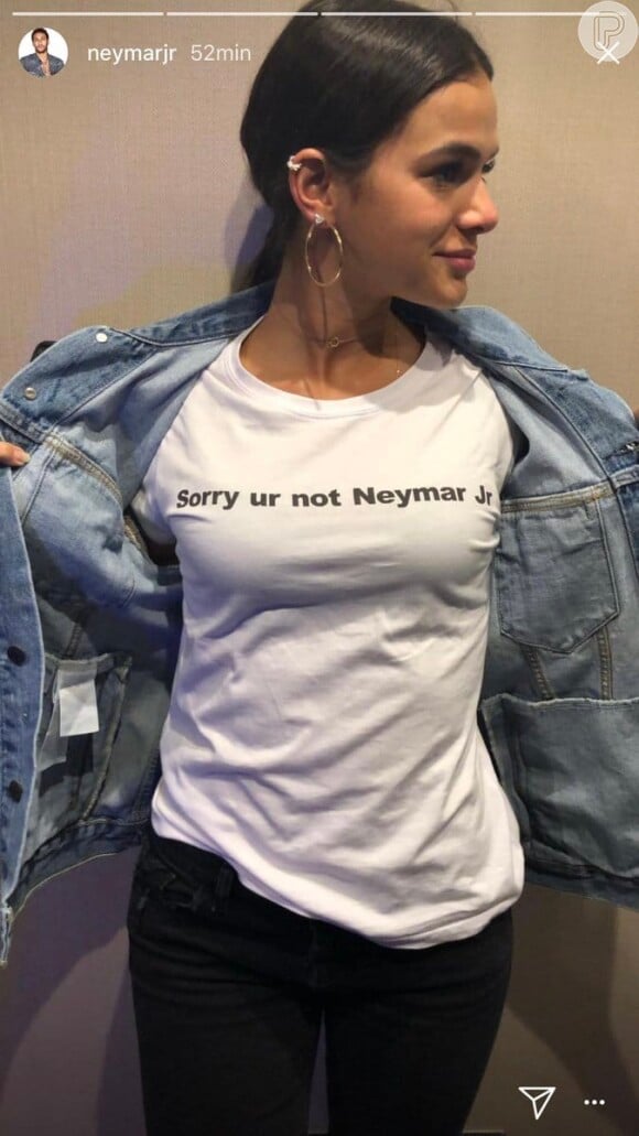 Bruna Marquezine tampa nome de Neymar em camisa e substitui ex por Manu Gavassi para campanha