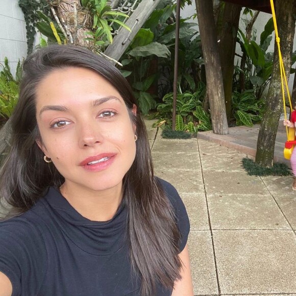 Thais Fersoza notou semelhança entre ela mesma, em foto criança, e seu filho mais novo, Teodoro