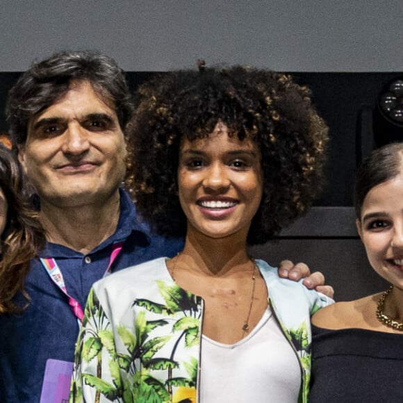 As atrizes de 'As Five' continuam amigas na vida real: na foto, elas posam com o autor Cao Hamburger