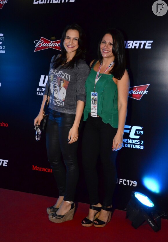 Kyra Gracie chega acompanhada da mãe, Flávia Gracie no UFC 179, no Maracanãzinho, no Rio de Janeiro, em 25 de outubro de 2014