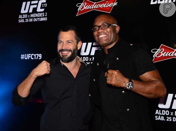 Malvino Salvador e Anderson Silva posam juntos no UFC 179, no Maracanãzinho, no Rio de Janeiro, em 25 de outubro de 2014