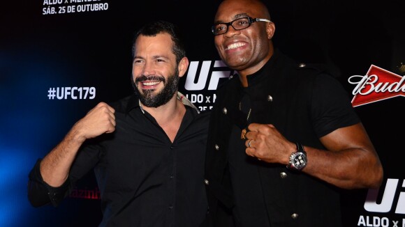 Malvino Salvador faz pose de luta com Anderson Silva no UFC 179, no Rio