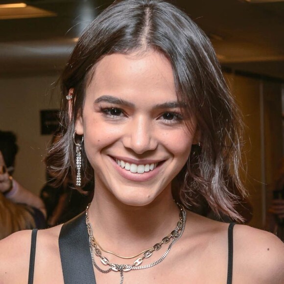 Bruna Marquezine filmou alguns micos andando pelo muro de sua casa neste domingo, 5 de abril de 2020