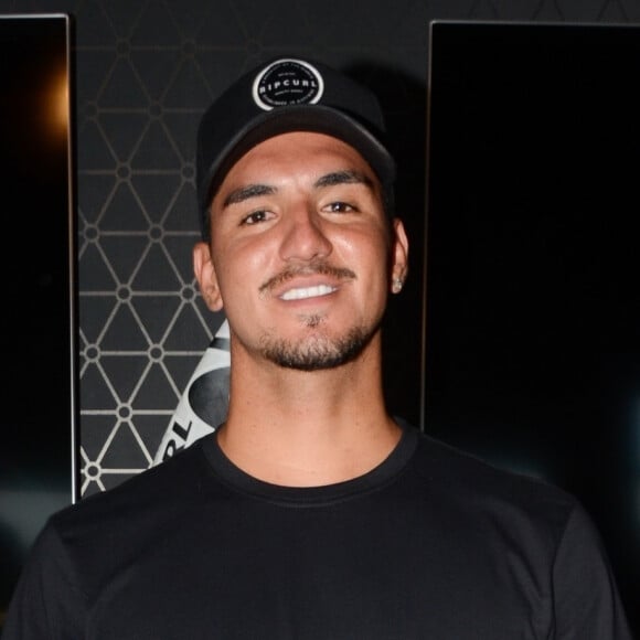 Gabriel Medina apareceu em foto tendo o cabelo cortado por Yasmin Brunet, de quem é apontado como affair há quase um mês