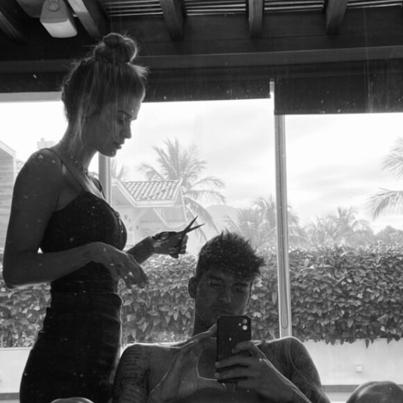 Gabriel Medina postou em seu instagram momento quando Yasmin Brunet cortou o seu cabelo