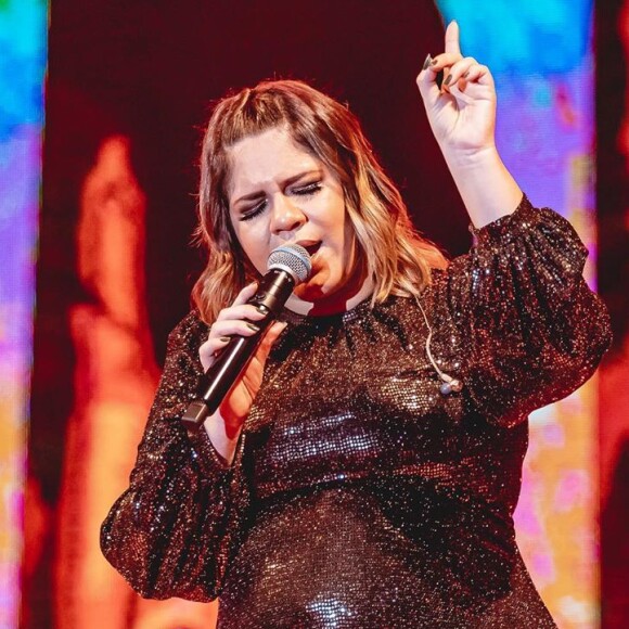 Marilia Mendonça canta música para filho