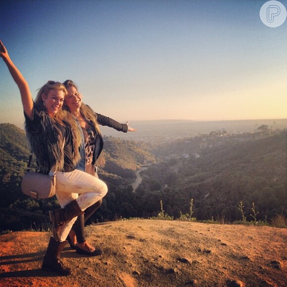 Fernanda Souza, de férias, posa com Ludmila Dayer em Hollywood, em 26 de fevereiro de 2013