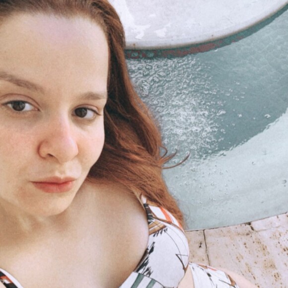 Maiara aposta em hot pants para aproveitar piscina