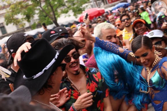 Anitta e Gabriel David surgem juntos se divertindo em seu trio no Carnaval