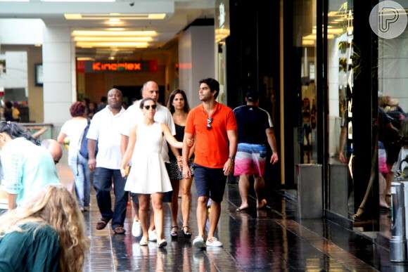 Mariana Rios passeia em shopping ao lado do namorado, o advogado Patrick Bulus, no Rio de Janeiro