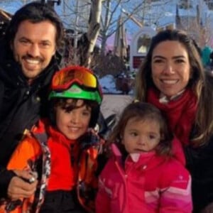 Patricia Abravanel compartilhou foto em família, com o marido, Fábio Faria, e os filhos, Pedro, de 5 anos, Jane, de 2, e Senor, de 1