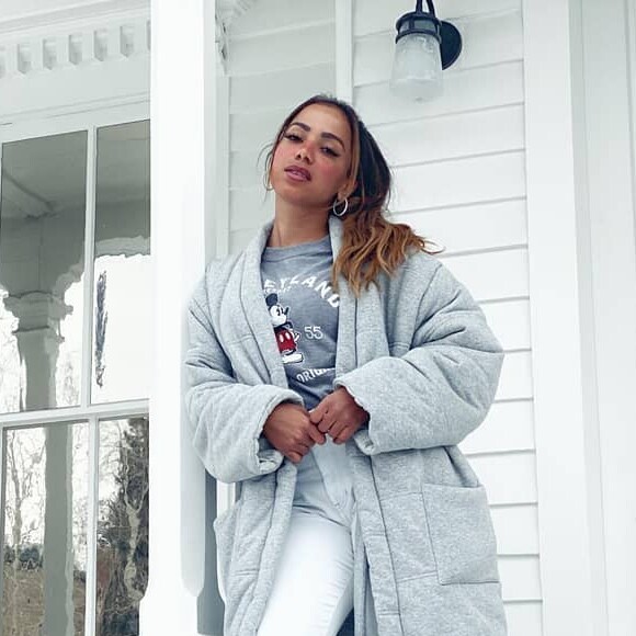 Beleza de mãe de Anitta impressiona em vídeo