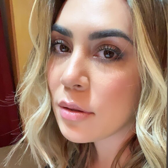 Naiara Azevedo adotou cabelo dourado e aprovou o novo look