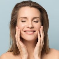 Saiba como fazer massagem no rosto e pescoço para prevenir rugas!