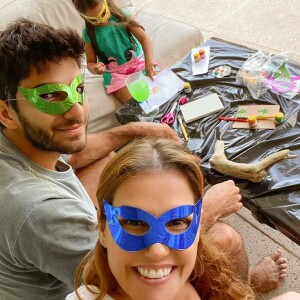 Deborah Secco e o marido, Hugo Moura, adoram brincadeiras artísticas com a filha, Maria Flor