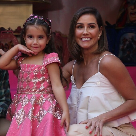 Deborah Secco vai montar peça de teatro com filha como protagonista: 'Ele pede'