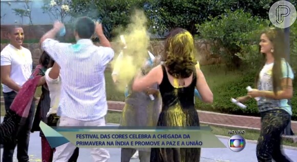 Fátima Bernardes participa de ritual indiano que celebra a primavera na Índia