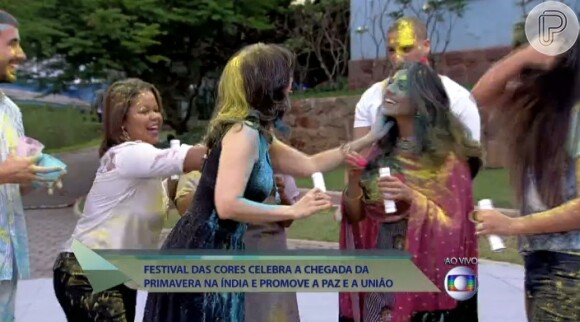 Fátima Bernardes convida grupo para celebrar primavera da Índia no 'Encontro' e toma banho de tinta