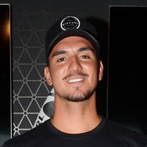 Gabriel Medina foi visto com Yasmin Brunet pela 1ª vez em restaurante