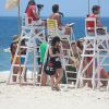Alessandra Negrini gravou cenas de 'Boogie Oogie' na praia da Macumba, na Zona Oeste do Rio, na tarde desta segunda-feira, 27 de outubro de 2014. Toda de preto, a atriz contracenou com Fabrício Boliveira e tomou um picolé de coco para espantar o calor