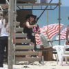Alessandra Negrini gravou cenas de 'Boogie Oogie' na praia da Macumba, na Zona Oeste do Rio, na tarde desta segunda-feira, 27 de outubro de 2014. Toda de preto, a atriz contracenou com Fabrício Boliveira e tomou um picolé de coco para espantar o calor