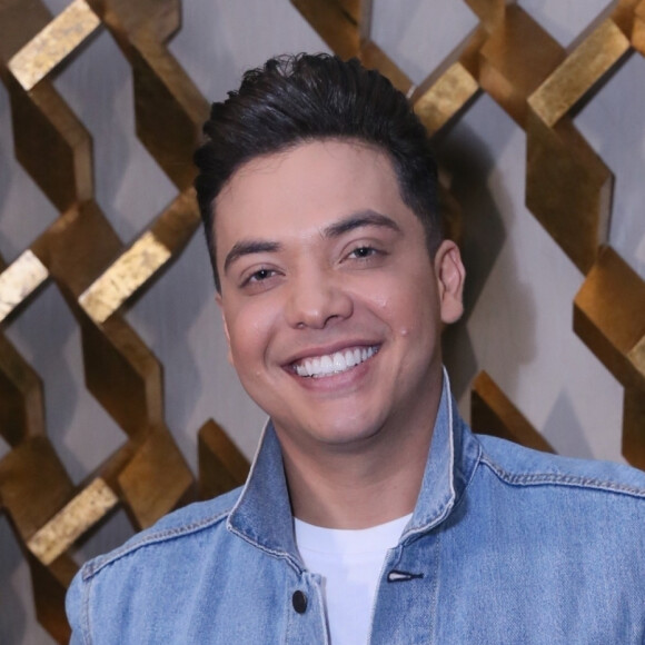 Wesley Safadão e a mulher, Thyane Dantas, se divertiram ao fazeremo 'Desafio da Farinha' com a filha, Ysis