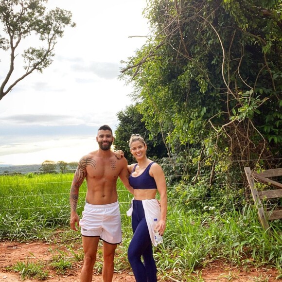 Andressa Suita posa com Gusttavo Lima durante exercícios