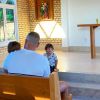 Andressa Suita flagra Gusttavo Lima em capela com os filhos