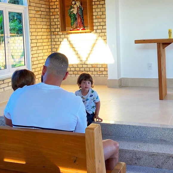 Andressa Suita flagra Gusttavo Lima em capela com os filhos