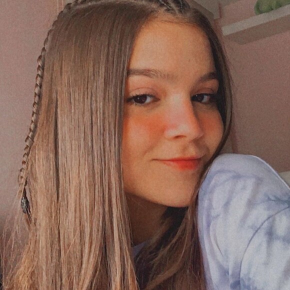 Mel Maia exibe novo piercing em aniversário