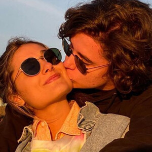 Sasha Meneghel apareceudando colo para o namorado, João Figueiredo, em foto inédita postada pelo cantor em seu Instagram